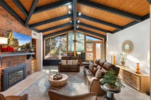 Una Smart TV, una chimenea, una mesa de tenis de mesa