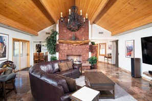 Smart TV, chimenea, reproductor de DVD y libros 