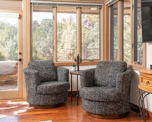 Smart-TV, Kamin, Arbeitsbereiche