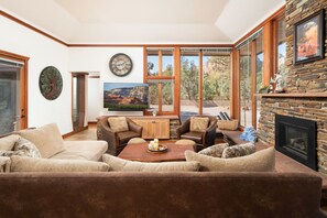 Una Smart TV, una chimenea, una oficina