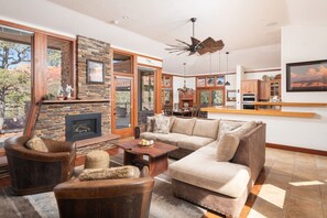 Smart-TV, Kamin, Arbeitsbereiche