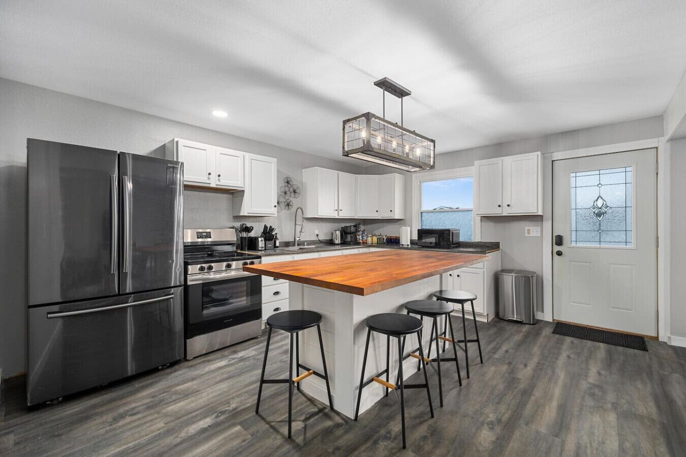 Een koelkast, een magnetron, een oven, een kookplaat