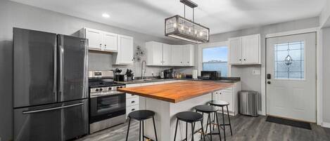 冷蔵庫、電子レンジ、オーブン、コンロ