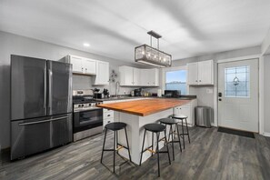 Fridge, microwave, oven, stovetop - Modern Comfort in Morton | Cozy 3BR Home for a Perfect Stay (Morton)