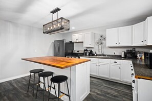 Frigorífic, microones, forn i placa de cuina 