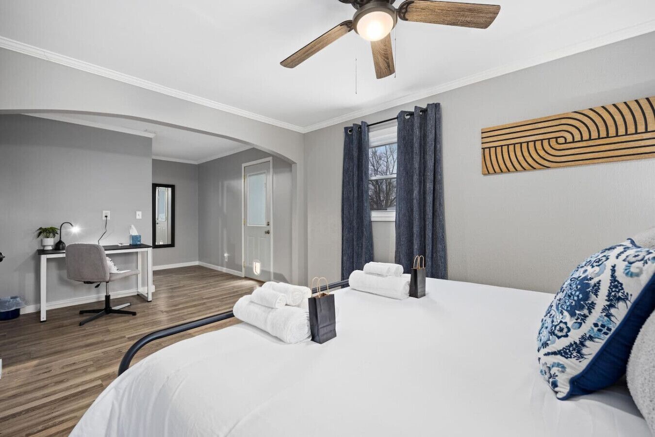 1 室のベッドルーム、デスク、アイロン / アイロン台、WiFi (無料)