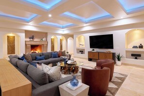 TV, caminetto, tavolo da calcetto, impianto stereo