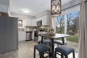 Fridge, microwave, oven, stovetop - Fantastic Spot for WC action_Sleeps 9_King Beds (Blue Springs)