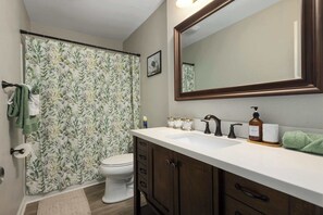 Douche, sèche-cheveux, serviettes fournies