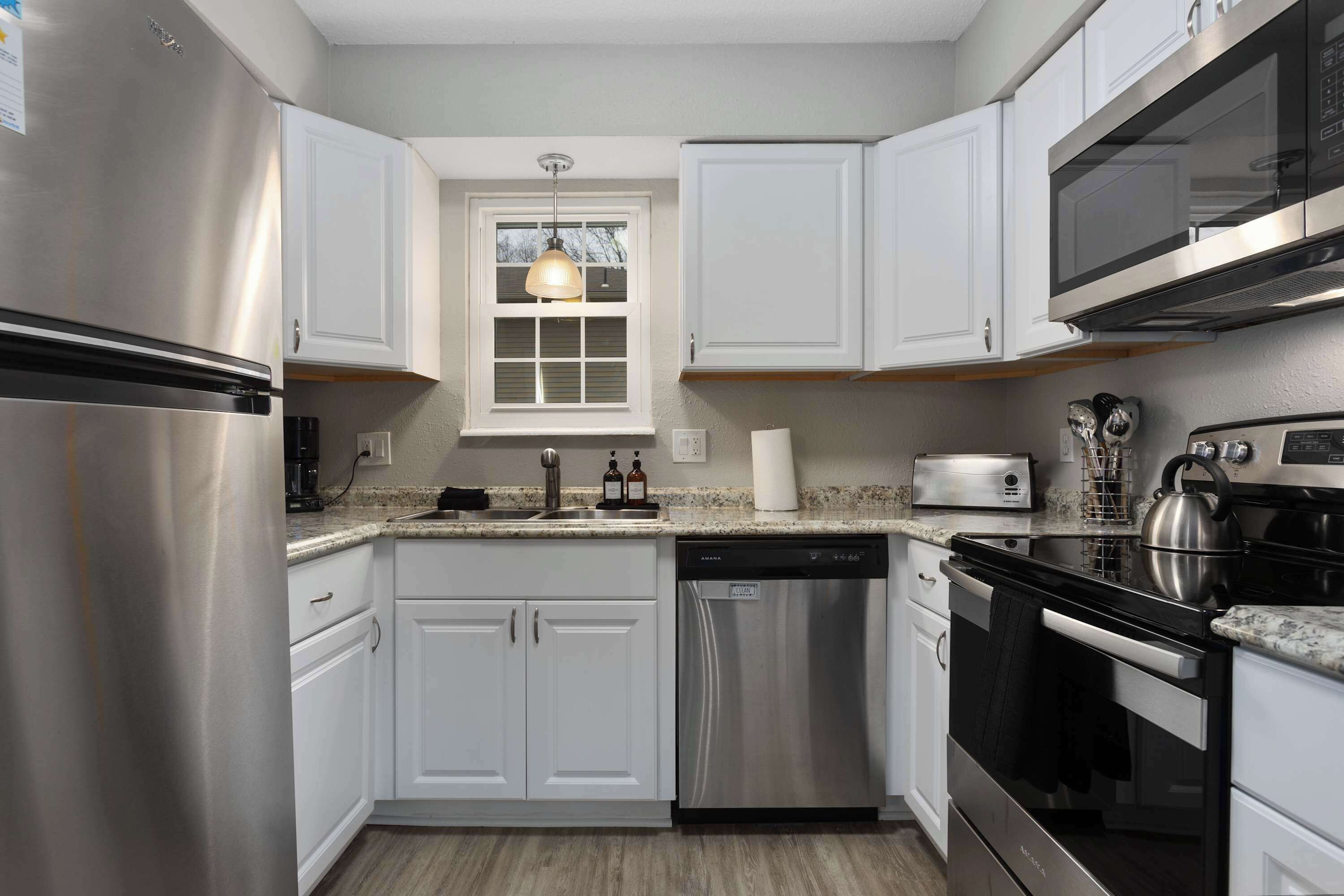 Frigorifero, microonde, forno, piano cottura