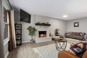TV - Fantastic Spot for WC action_Sleeps 9_King Beds (Blue Springs)