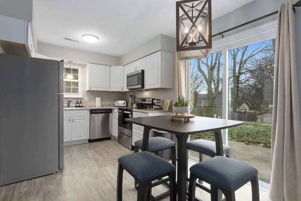 Réfrigérateur, micro-ondes, four, plaque de cuisson