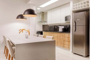 Microwave, stovetop, dishwasher, coffee/tea maker - Leblon Coast | Amazing 3 Bedroom in Leblon (Rio de Janeiro)