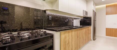 Een microgolfoven, een kookplaat, een vaatwasser