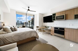 Tabla de planchar con plancha, wifi, ropa de cama