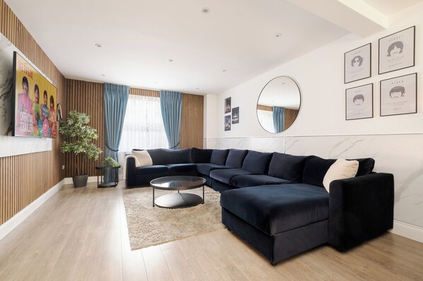 Luxury Duplex, 4 Bedrooms, Air conditioning | Living room | 70-inch LED TV with digital channels, Netflix, Hulu - Luxury 4 Bedroom House in Central London (London)