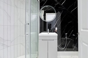 Luxury Duplex, 4 Bedrooms, Air conditioning | Bathroom | Eco-friendly toiletries, hair dryer, bidet, towels