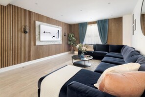 Luxury Duplex, 4 Bedrooms, Air conditioning | Living room | 70-inch LED TV with digital channels, Netflix, Hulu - Luxury 4 Bedroom House in Central London (London)