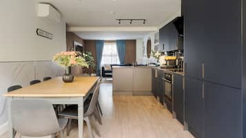 Luksusparitalo, 4 makuuhuonetta, ilmastointi | Yksityinen keittiö | Täysikokoinen jääkaappi, mikroaaltouuni, uuni, liesi