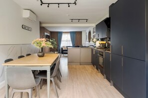 Luxury Duplex, 4 Bedrooms, Air conditioning | Private kitchen