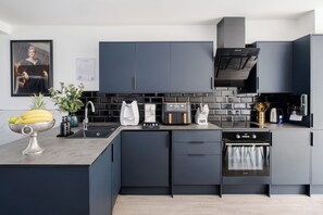 Luksus-dupleks - 4 soveværelser - aircondition | Privat køkken | Køleskab/fryser i fuld størrelse, mikrobølgeovn, ovn, kogeplade