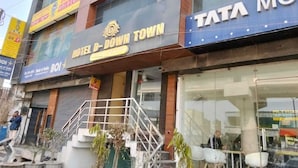 Ein Hotel namens "Hotel D-BOWN TOWN" mit einer sichtbaren Treppe, die zum Eingang führt.