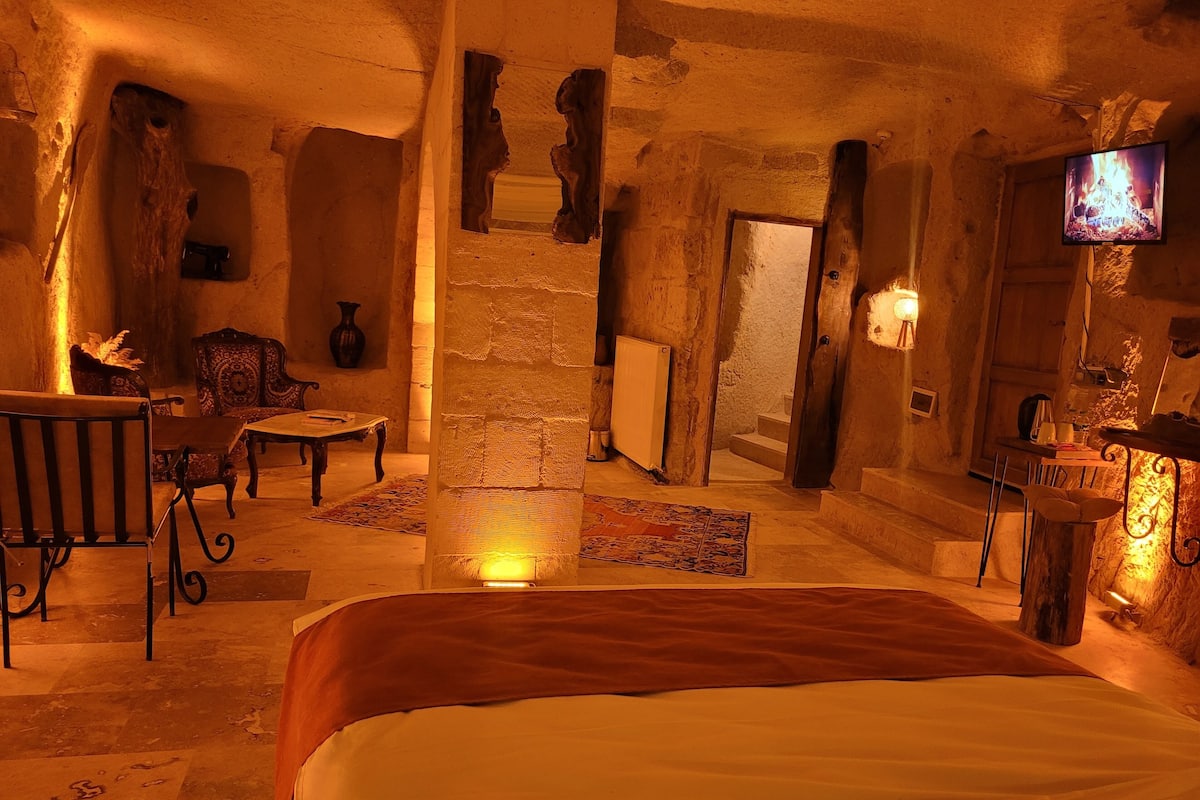 CAVE SUIT 102 | Premium bedding, iron/ironing board, free WiFi, bed sheets