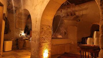 CAVE ROOM 101 | Premium bedding, iron/ironing board, free WiFi, bed sheets