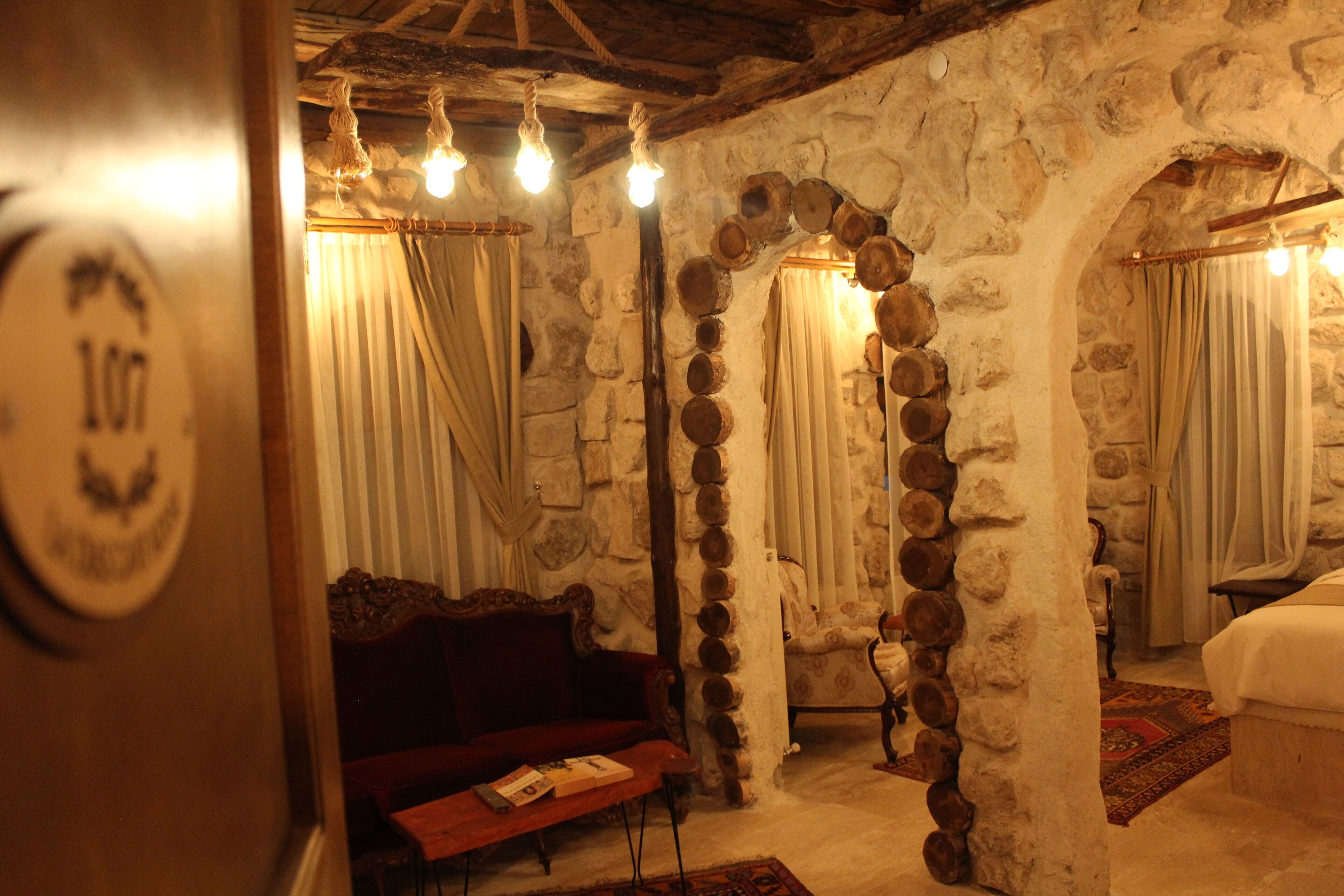 STONE SUIT 107 | Premium bedding, iron/ironing board, free WiFi, bed sheets