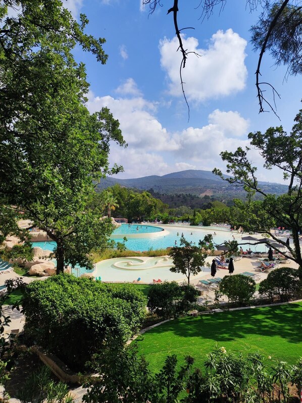 Alberca al aire libre y alberca climatizada