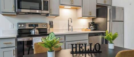 Refrigerador, microondas, horno, placa de cocina