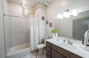 Douche, sèche-cheveux, serviettes fournies
