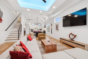 TV, fireplace, offices - Luxury Nashville retreat w/ rooftop lounge & pool (Nashville)