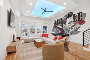 TV, fireplace, offices - Sleek unit near Downtown with pool and billiards (Nashville)