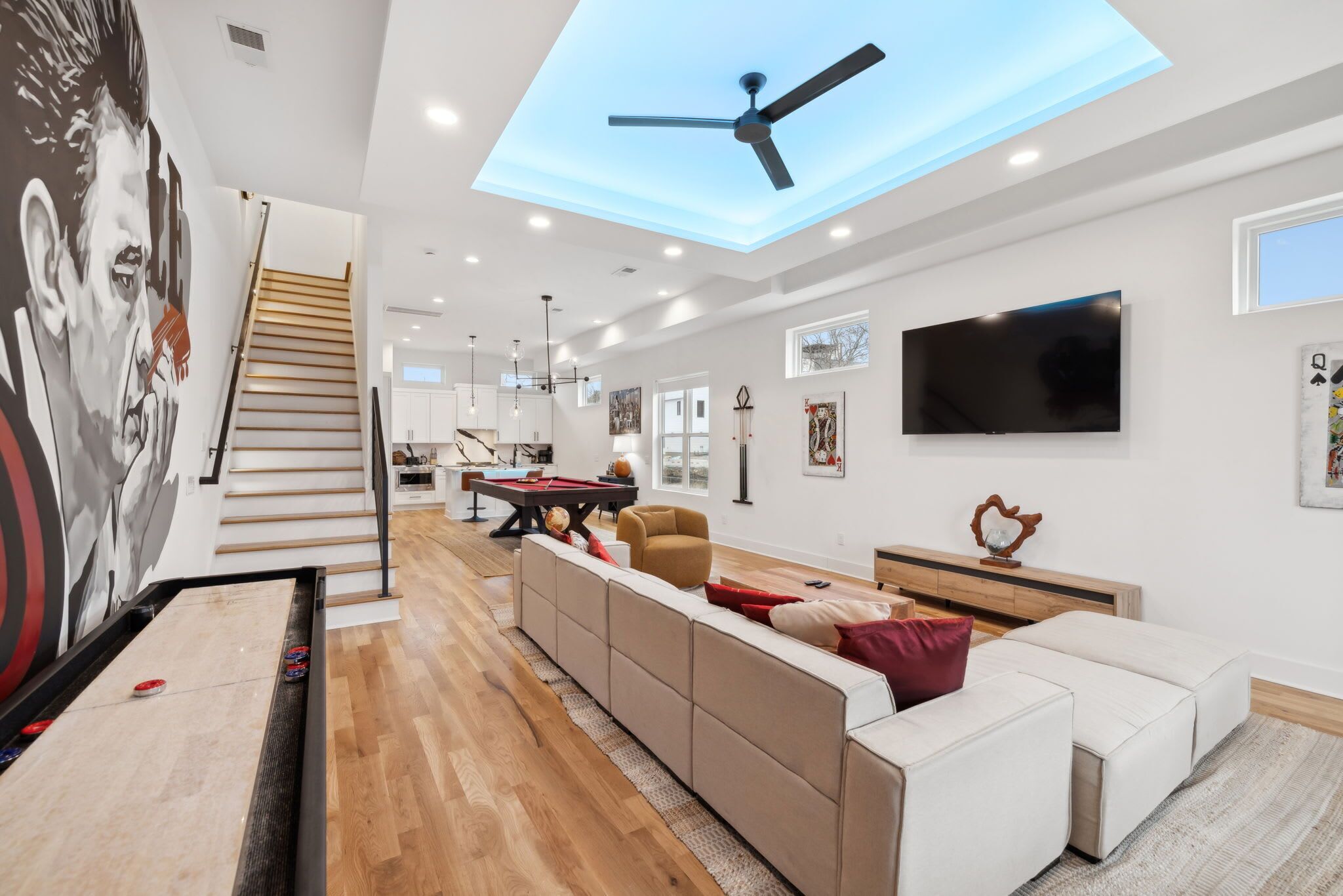 Modern And Sleek Unit Near Downtown With Billiards - Nashville, TN