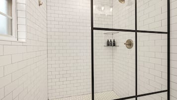 Chuveiro, secador de cabelo, toalhas de banho