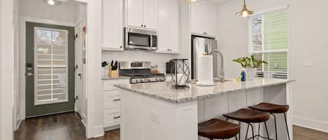 Réfrigérateur, micro-ondes, plaque de cuisson, lave-vaisselle