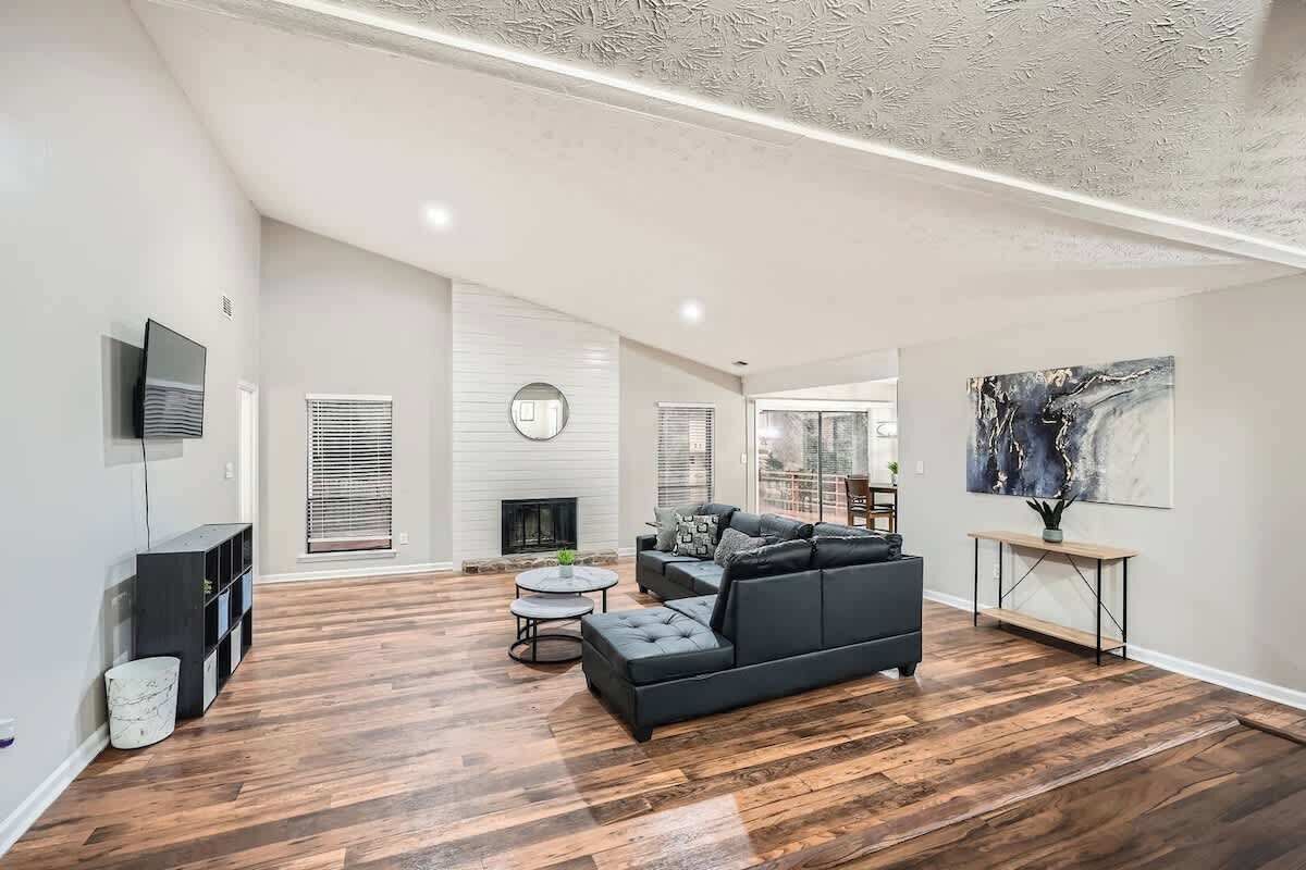 Fernseher, Kamin, Arbeitsbereiche