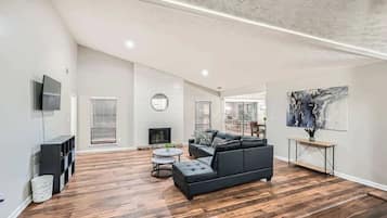 Fernseher, Kamin, Arbeitsbereiche