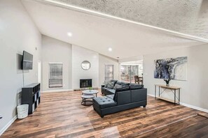 电视、壁炉、办公室