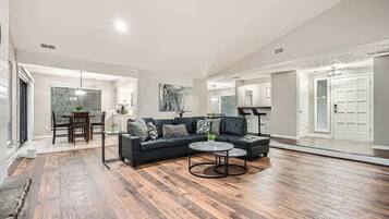 Fernseher, Kamin, Arbeitsbereiche