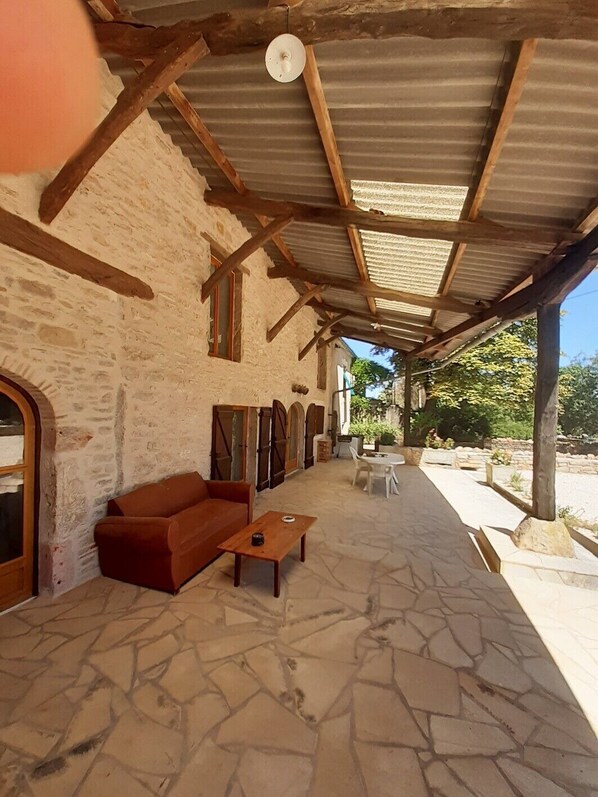 Terrace/patio - Charming Quercy barn from the mid-19th century 10 people (Varaire)