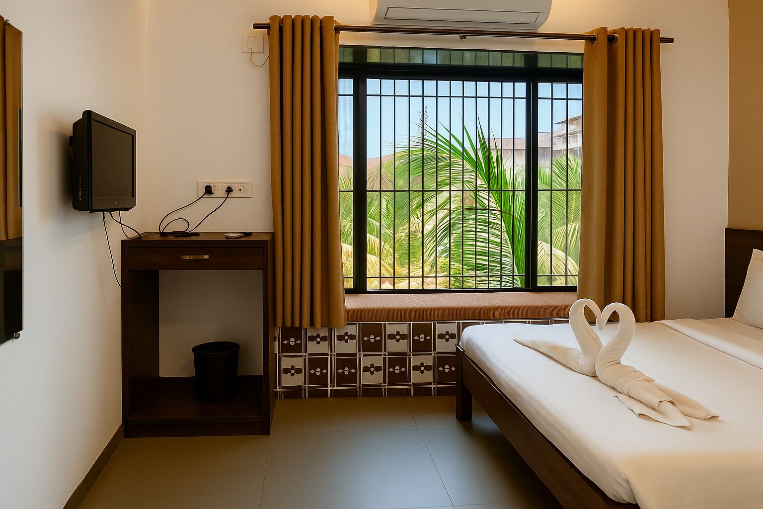 Habitación de hotel con cama, escritorio con teléfono y ventana con cortinas.