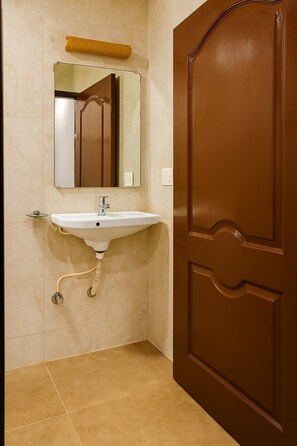 Habitación Deluxe doble, 1 habitación, vistas a la ciudad | Baño | Toallas y jabón