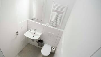 Shower, pengering rambut, handuk, dan sabun