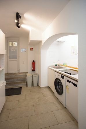 Mini-fridge, microwave, oven, stovetop - GuestHouse Köhn51 (Nuremberg)