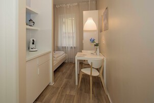 Habitación económica doble, no fumadores | Servicio de comidas en la habitación