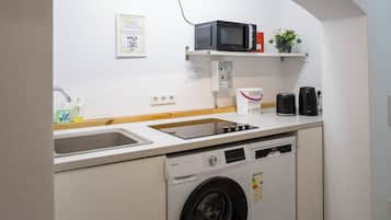 Lemari es kecil, microwave, oven, dan kompor