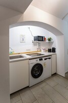 Frigobar, microondas, horno, placa de cocina