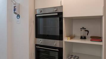 Lemari es kecil, microwave, oven, dan kompor